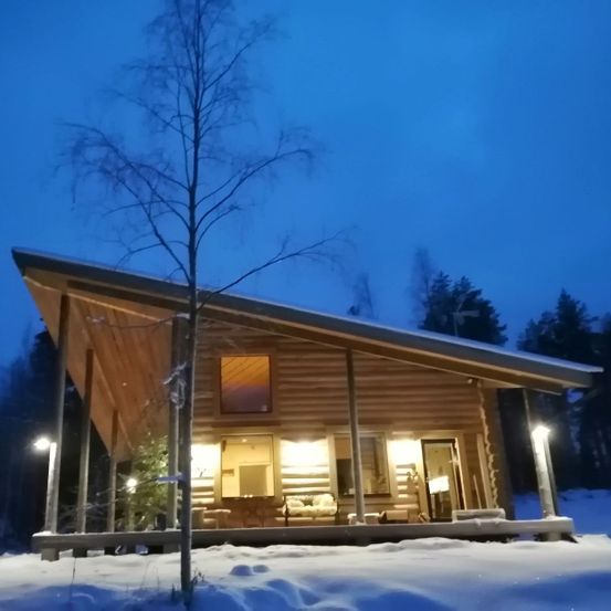 hirsimökki talvella