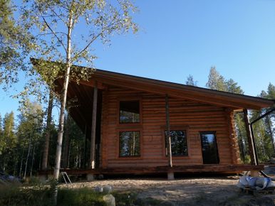 hirsimökki kesällä